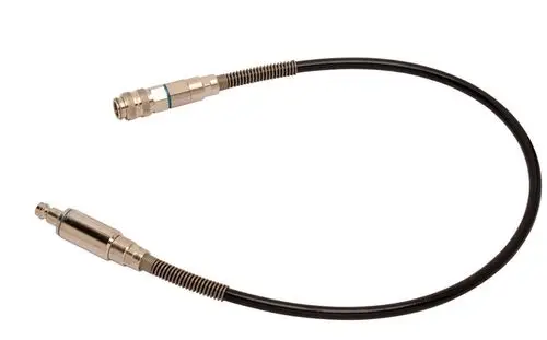 Ein Flexschlauch mit zwei metallischen Steckverbindern an den Enden, ideal für hydraulische Anwendungen.